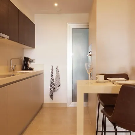 Snug With Garden بيت للعطل أُخين