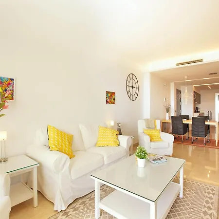 بيت للعطل Snug With Garden أُخين