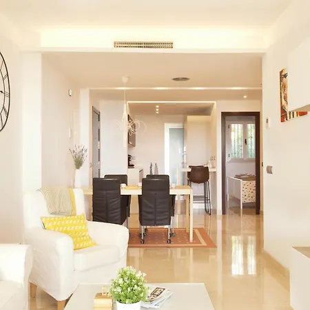 Snug With Garden بيت للعطل أُخين